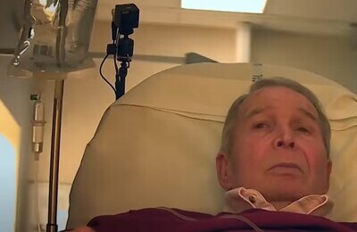 Пациент под капельницей в клинике