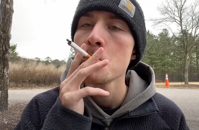 Лечение зависимости от табакокурения в Верещагино Мужчина с сигаретой делает затяжку