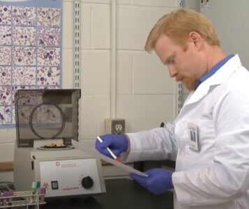 Клиника лечения наркозависимости в Верещагино Врач в кабинете клиники