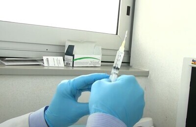 Проведение кодирования Вивитролом в Верещагино Шприц с Вивитролом в руках у врача